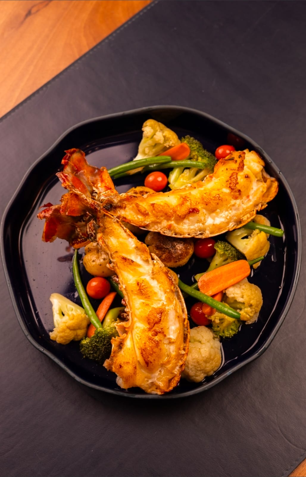 Lagosta com legumes e arroz com amendoim